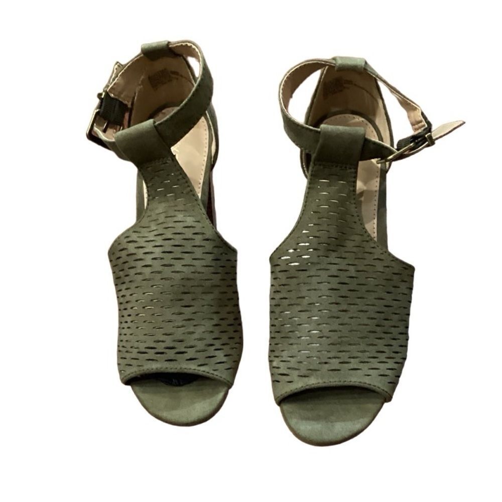 EXPRESS Perforated chunky block heel shoes olive green size 6 peep toe